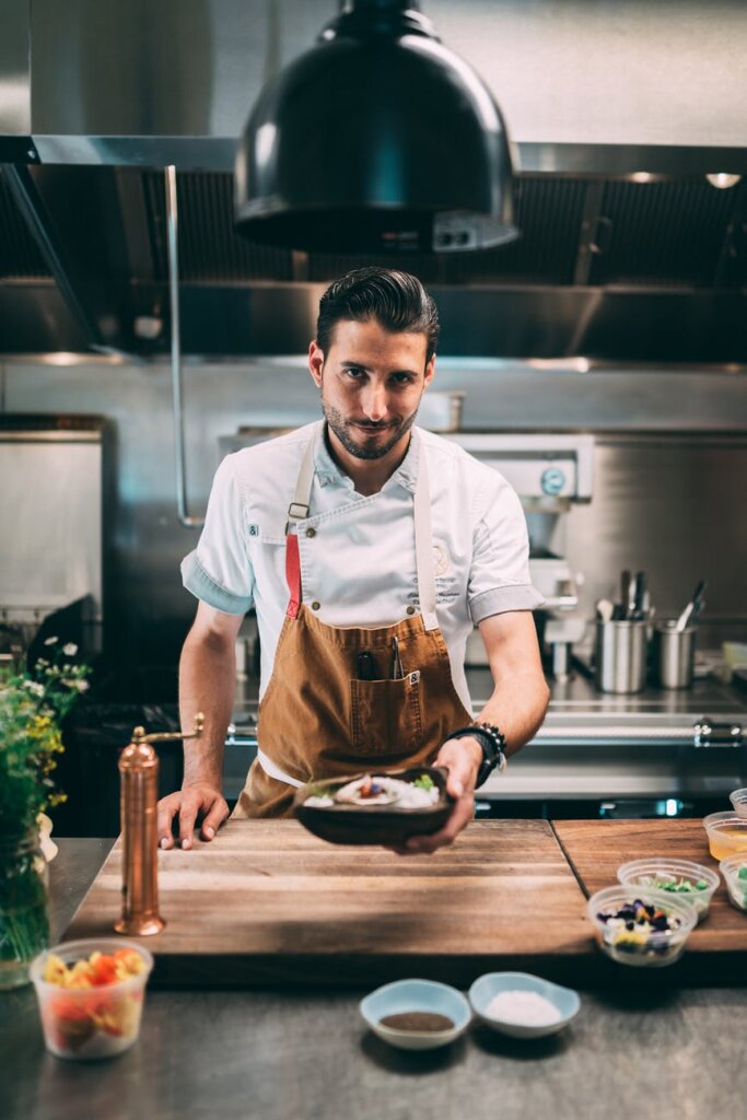 Chef presentando un plato