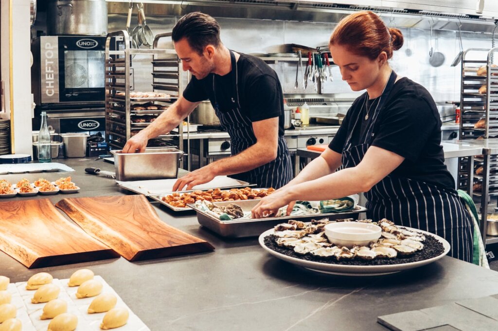 Cocineros preparando la cena en un restaurante